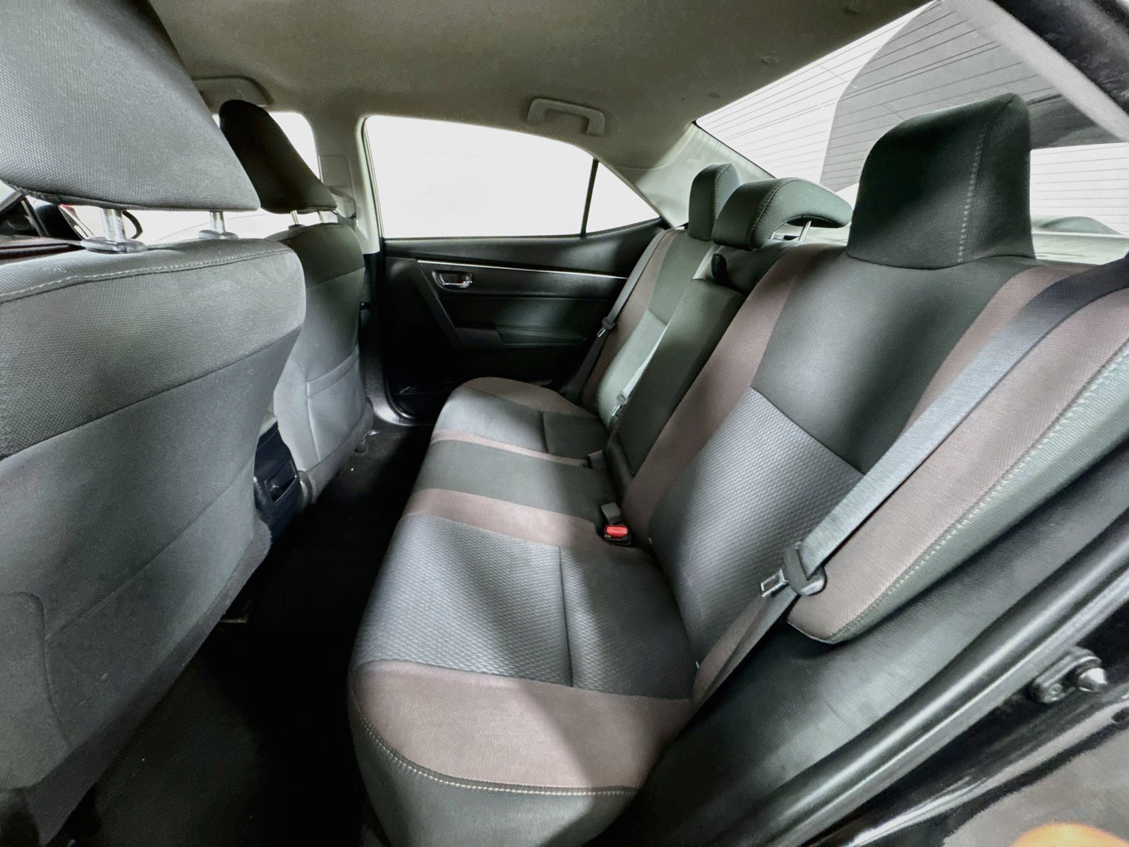 Used 2018 Toyota Corolla LE FWD image 19