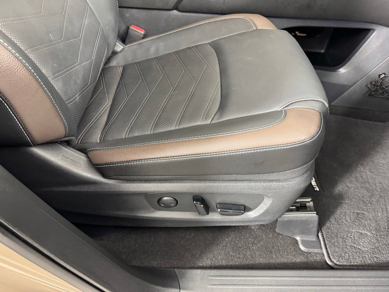 Used 2024 Nissan Pathfinder Platinum image 35