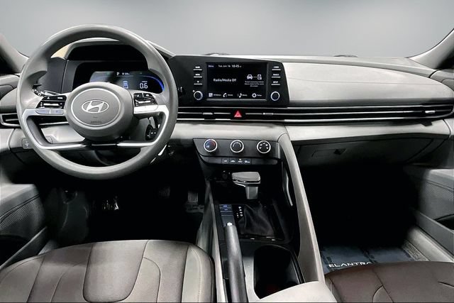 Used 2025 Hyundai Elantra SE FWD image 8