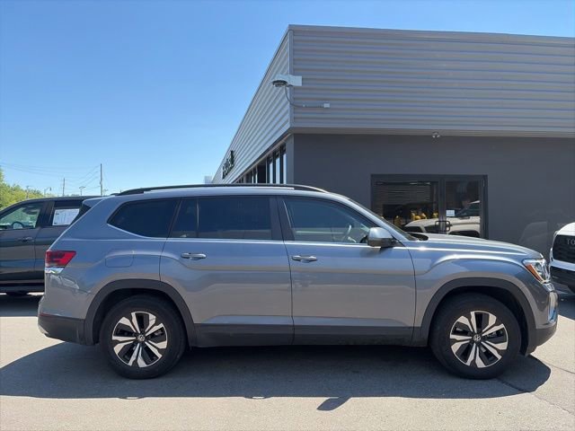 Used 2024 Volkswagen Atlas SE AWD/4WD image 2