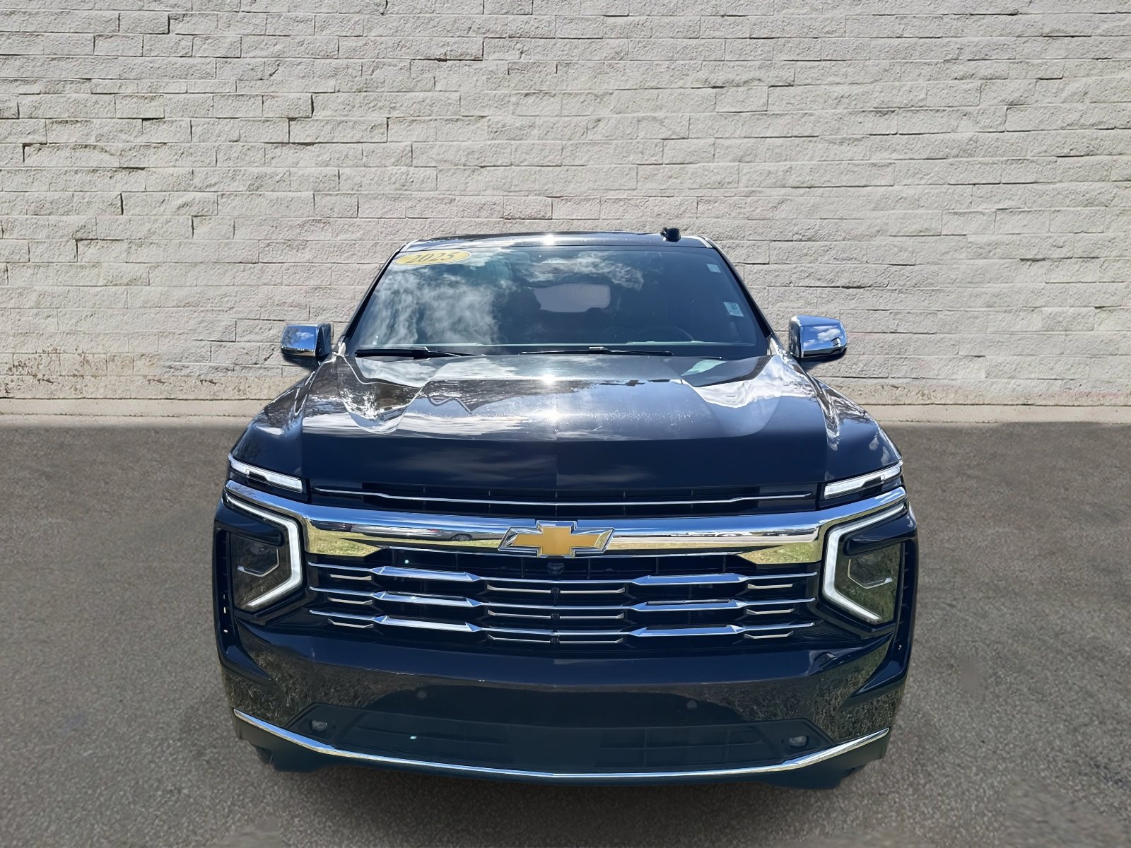 Used 2025 Chevrolet Suburban Premier image 2