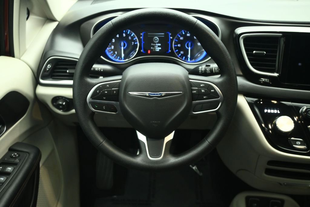 Used 2020 Chrysler Pacifica Touring w/ Tire & Wheel Group FWD image 12