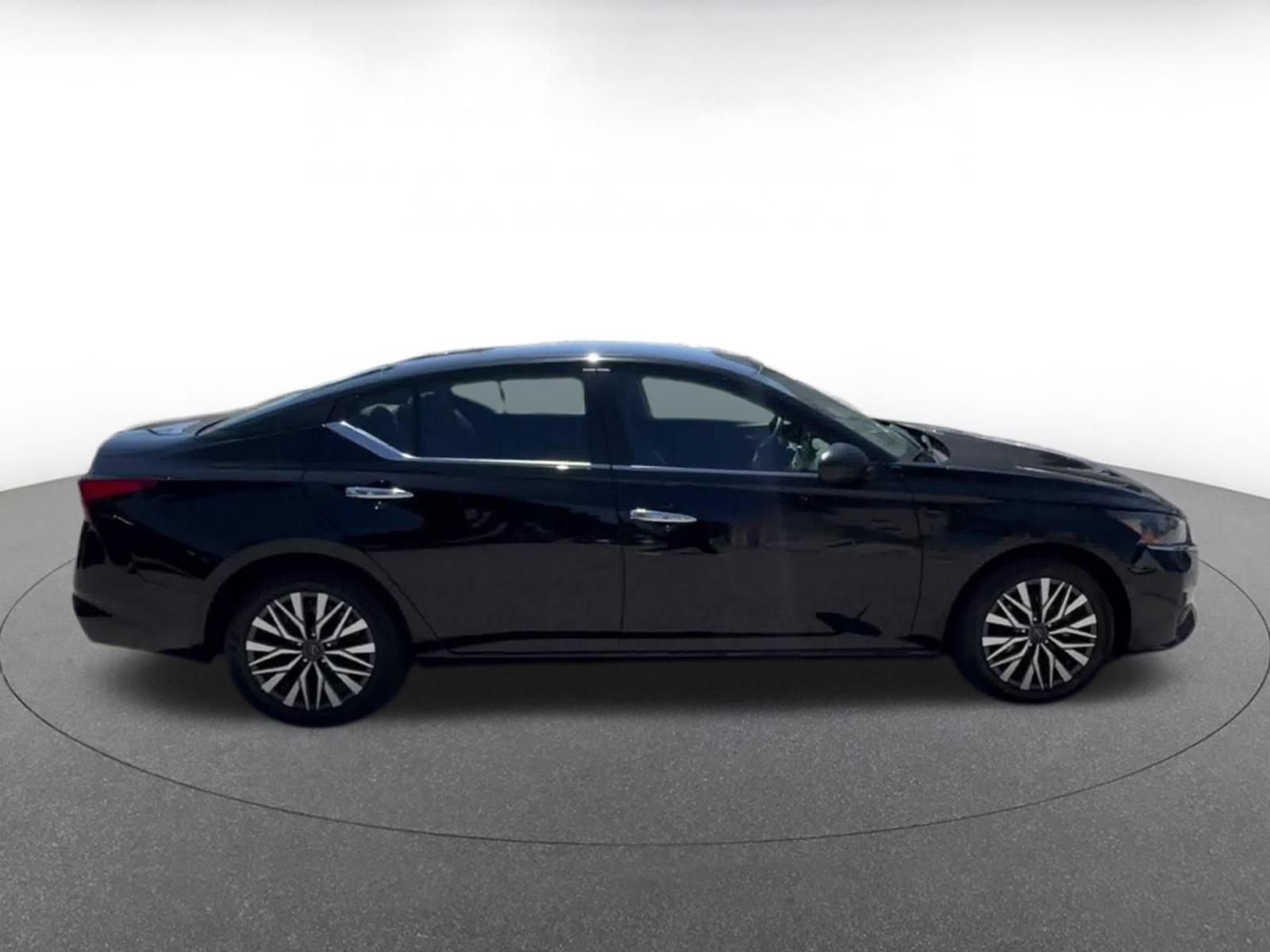 Used 2025 Nissan Altima 2.5 SV FWD image 16