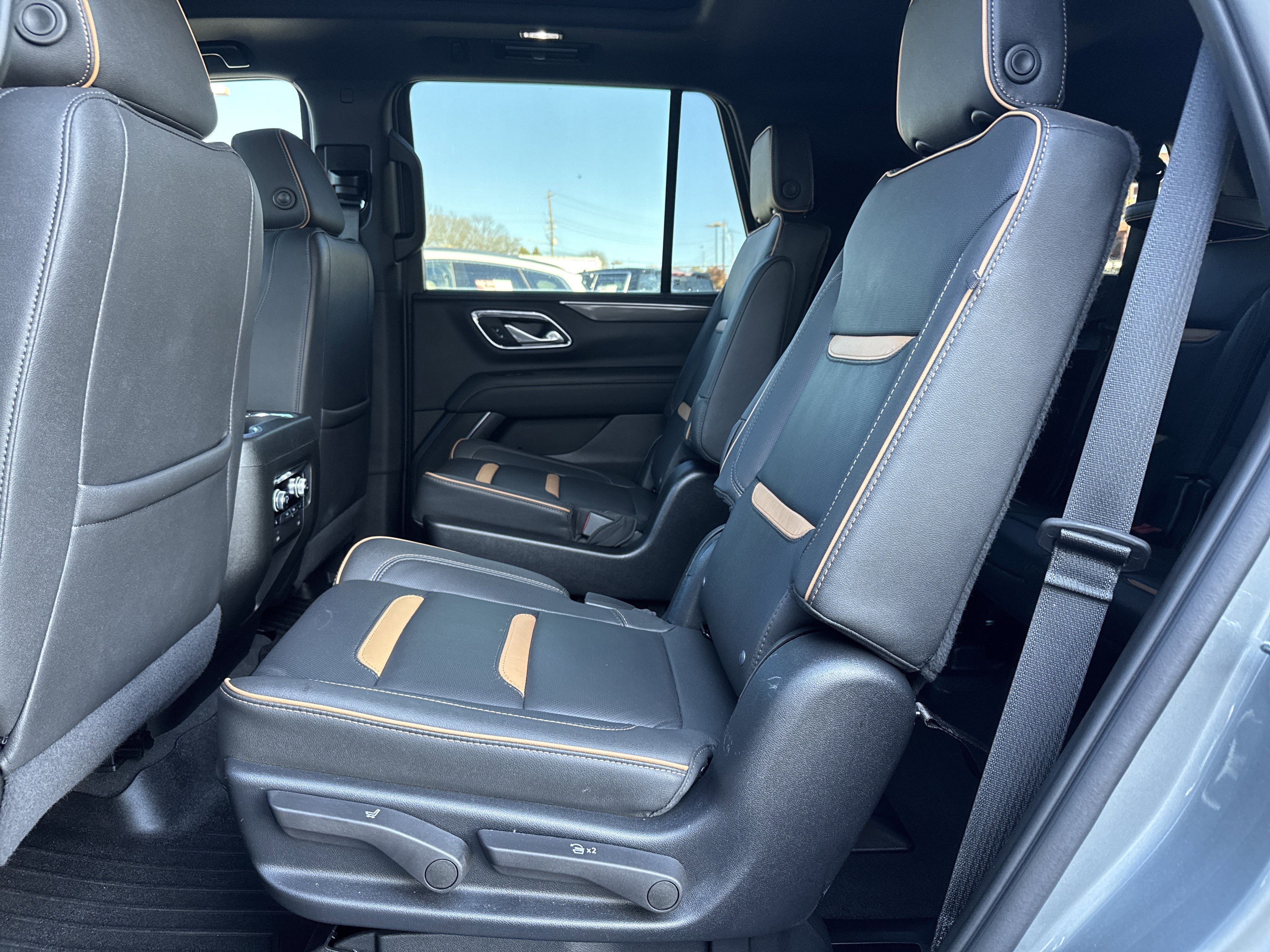 Used 2023 GMC Yukon AT4 w/ AT4 Premium Package image 32