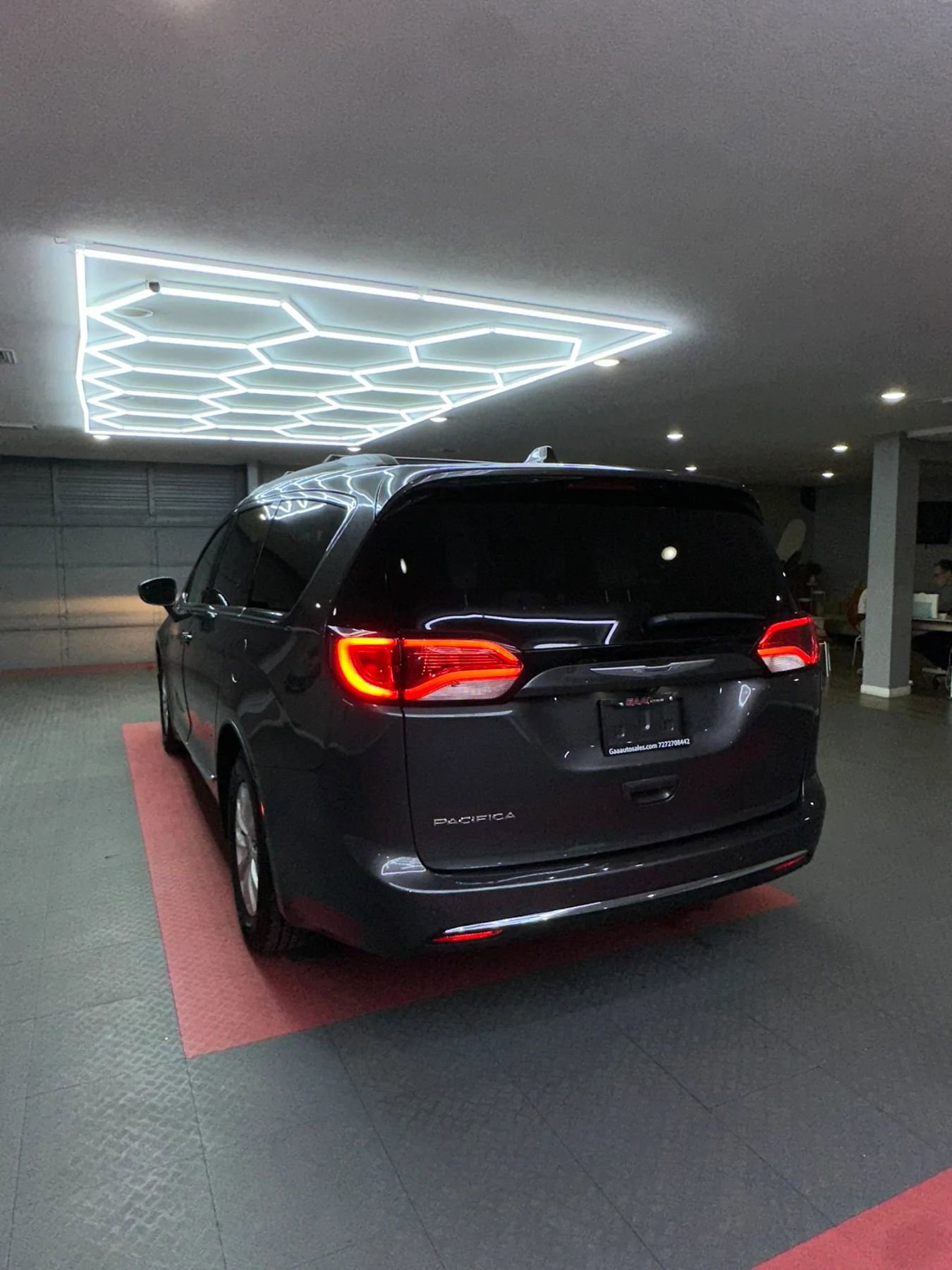 Used 2017 Chrysler Pacifica Touring-L FWD image 4