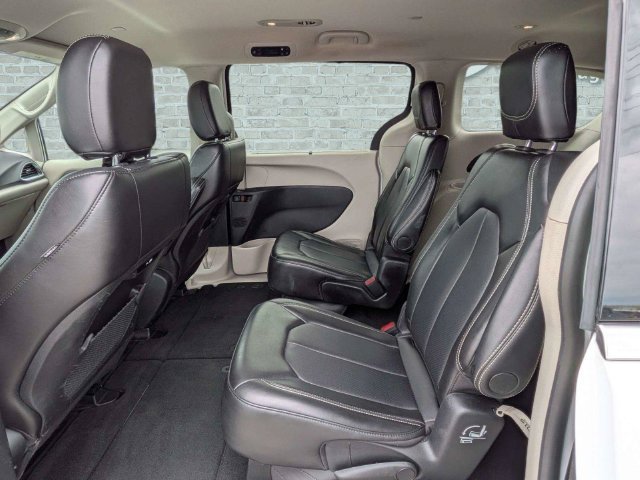 Used 2024 Chrysler Pacifica Touring-L FWD image 14