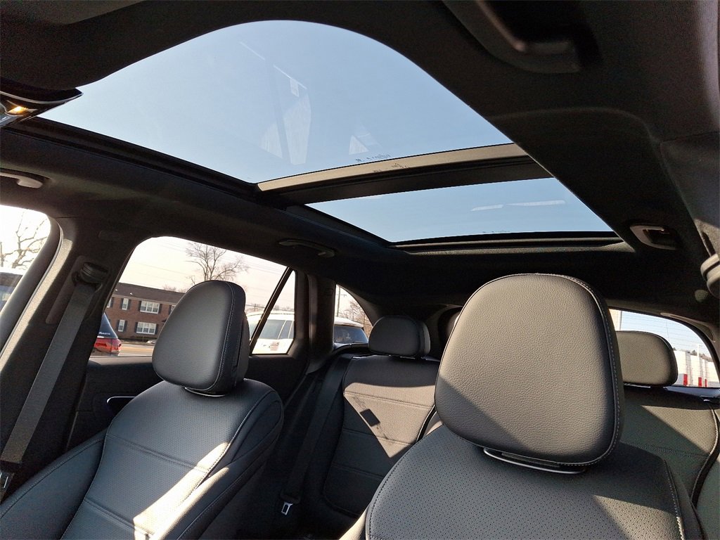 Used 2025 Mercedes-Benz GLC 300 4MATIC image 10