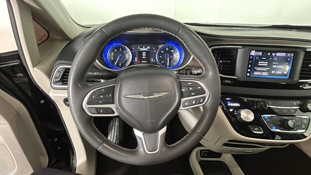 Used 2022 Chrysler Voyager LX FWD image 14