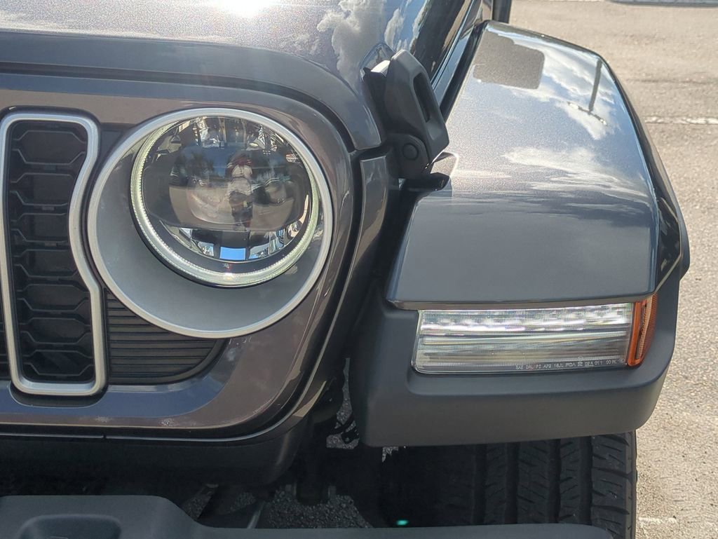 Used 2025 Jeep Wrangler Unlimited Sahara AWD/4WD image 11