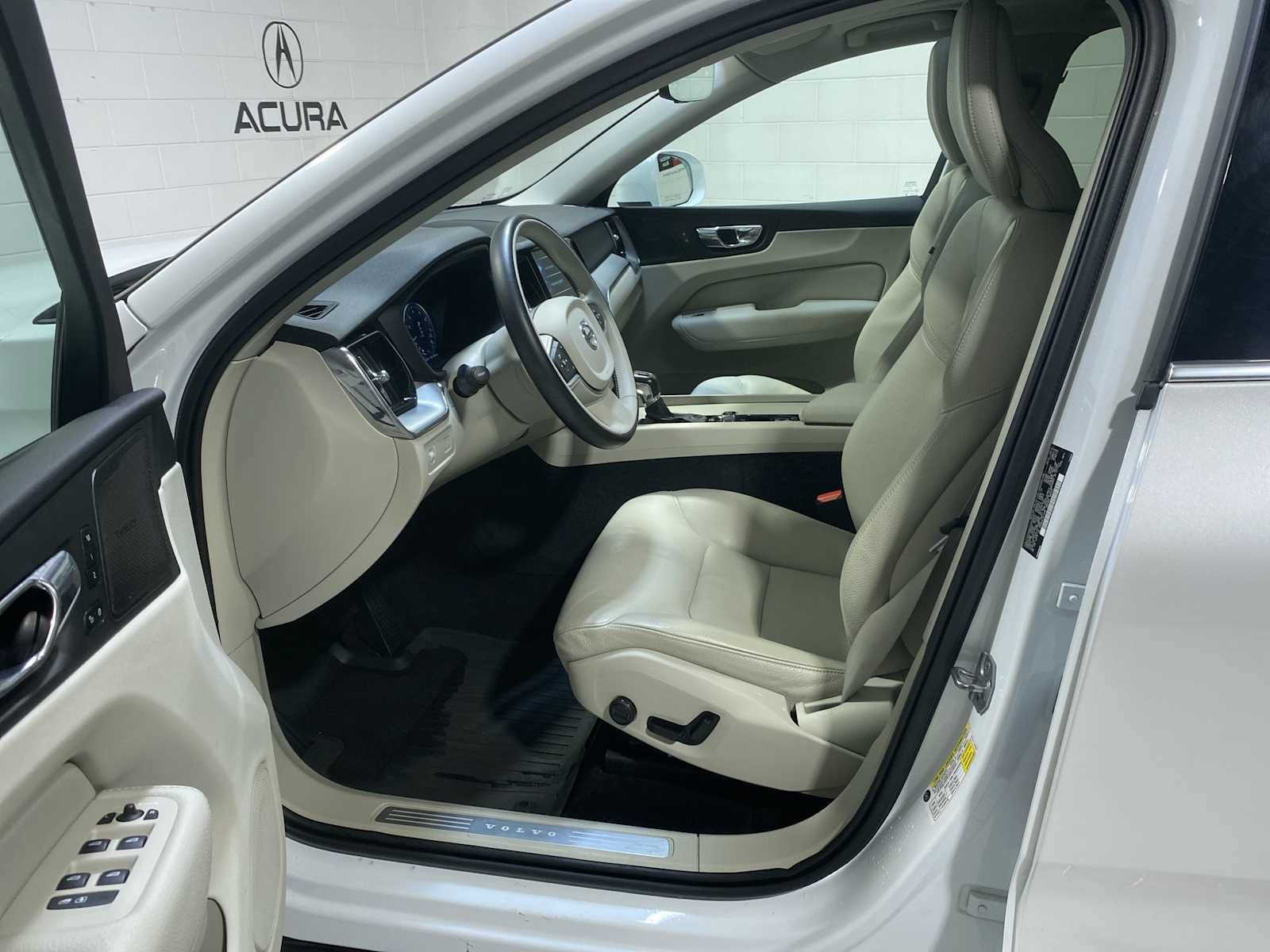 Used 2019 Volvo XC60 T5 Momentum w/ Multimedia Package AWD/4WD video 2