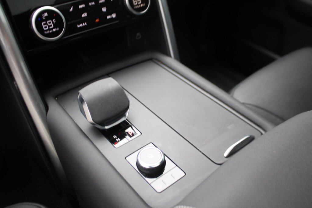Certified 2024 Land Rover Discovery Dynamic SE image 22