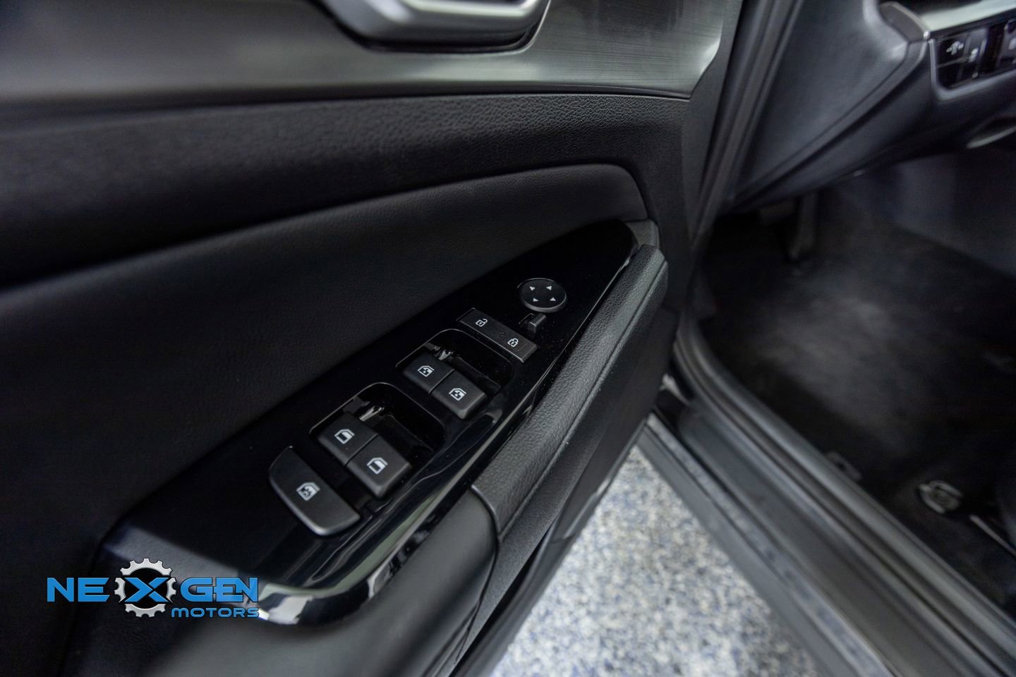 Used 2024 Kia Sportage EX image 12