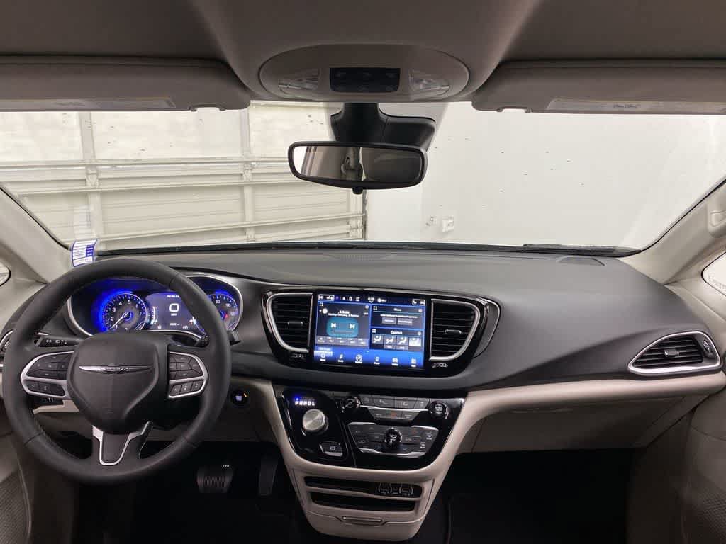 Used 2024 Chrysler Pacifica Touring-L FWD image 12
