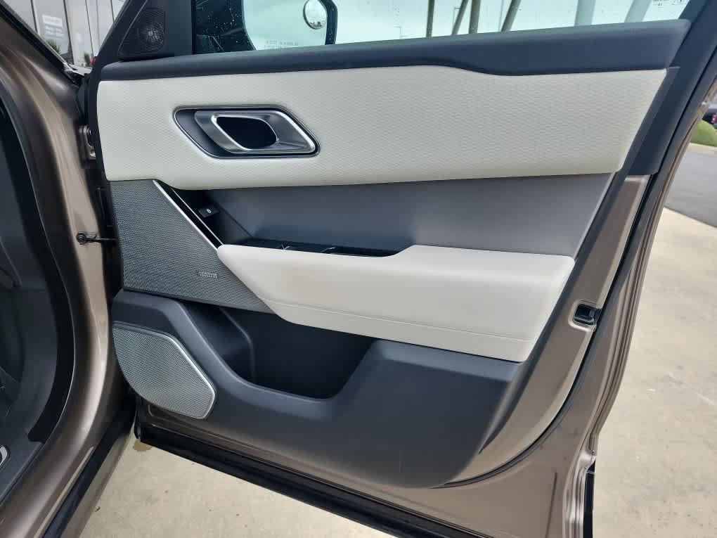 Used 2019 Land Rover Range Rover Velar R-Dynamic SE AWD/4WD image 12