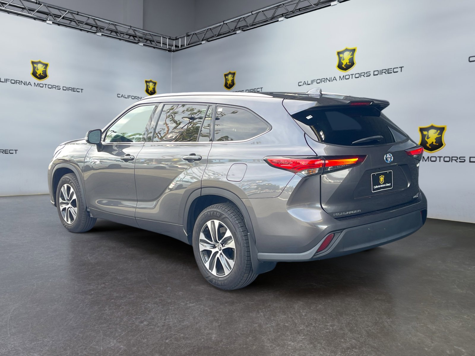 Used 2021 Toyota Highlander XLE image 2