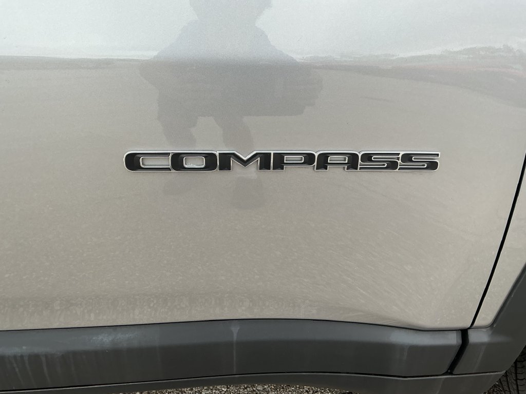 Used 2019 Jeep Compass Latitude AWD/4WD image 35