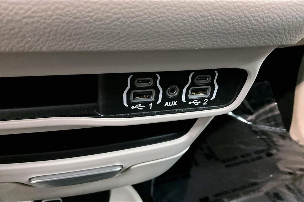 Used 2024 Chrysler Pacifica Touring-L image 16