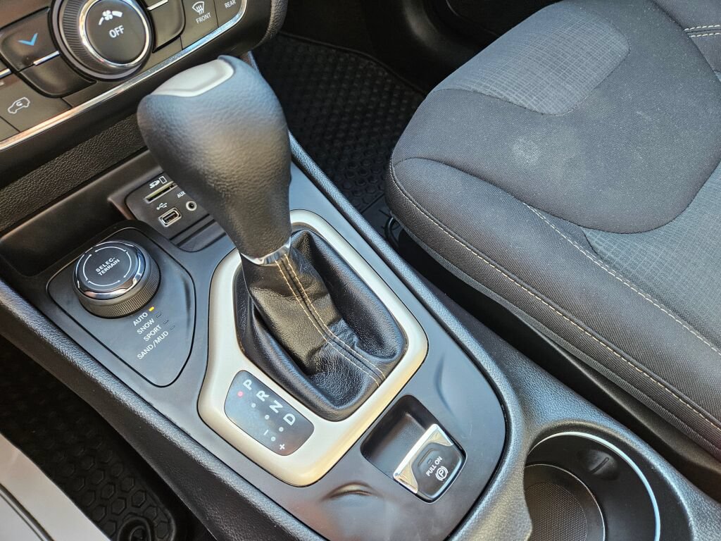 Used 2017 Jeep Cherokee Latitude w/ Cold Weather Group AWD/4WD image 25