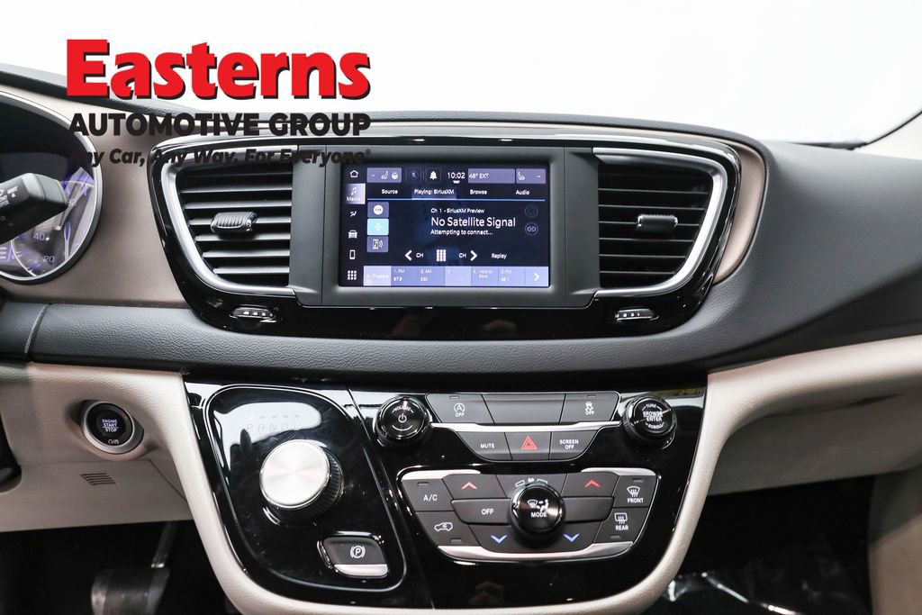 Used 2022 Chrysler Voyager LX image 12