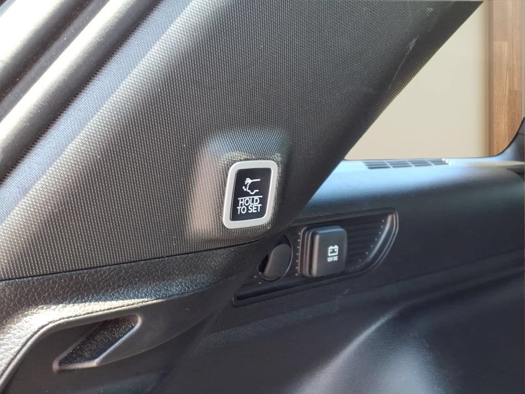 Used 2025 Jeep Grand Cherokee Altitude AWD/4WD image 32
