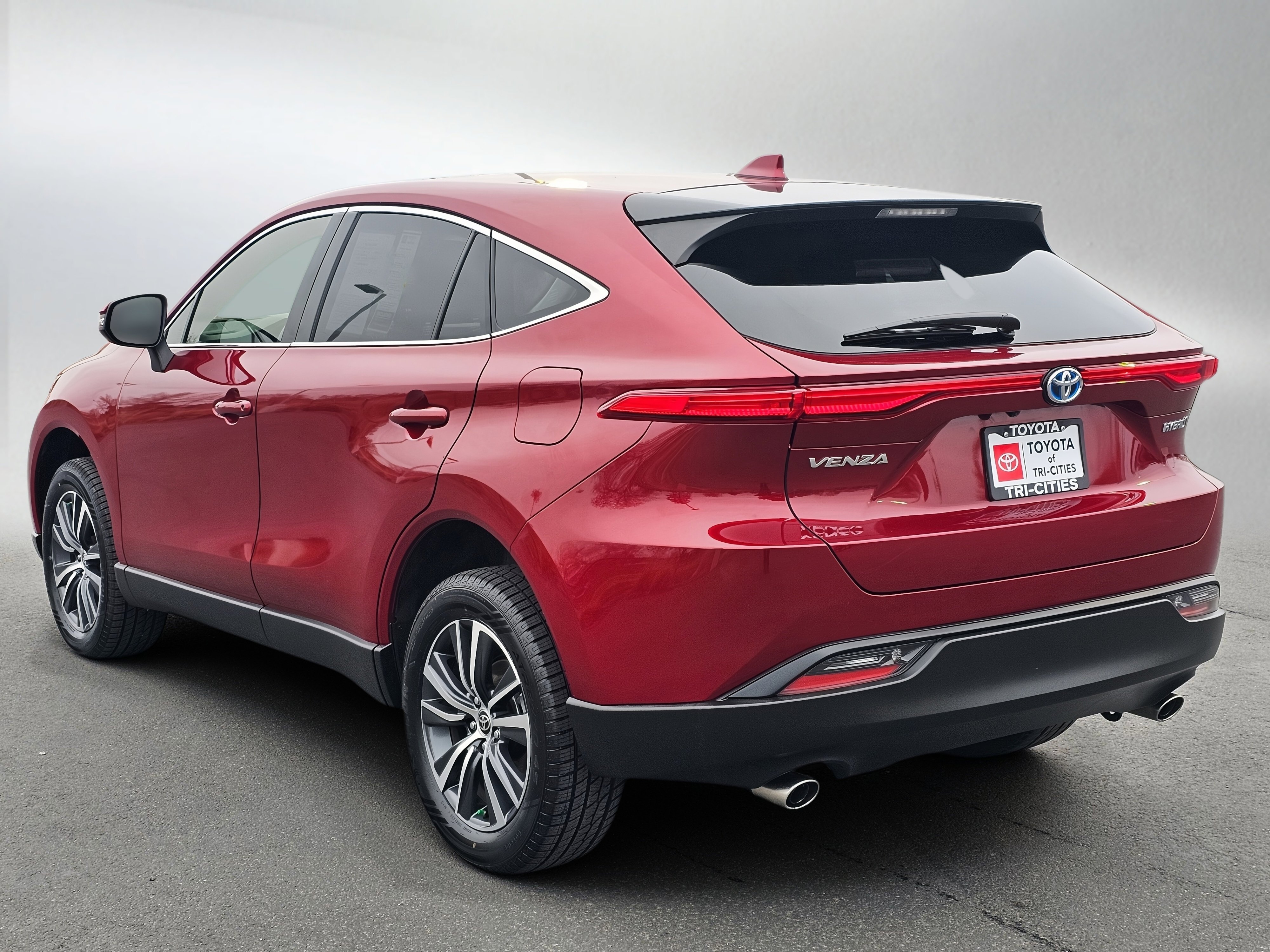 Used 2022 Toyota Venza LE image 3