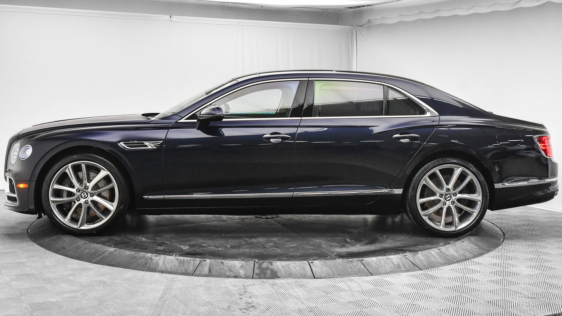 Certified 2024 Bentley Flying Spur Mulliner image 9