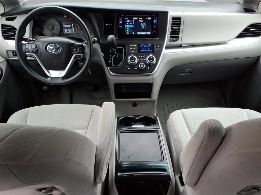 Used 2017 Toyota Sienna LE image 12