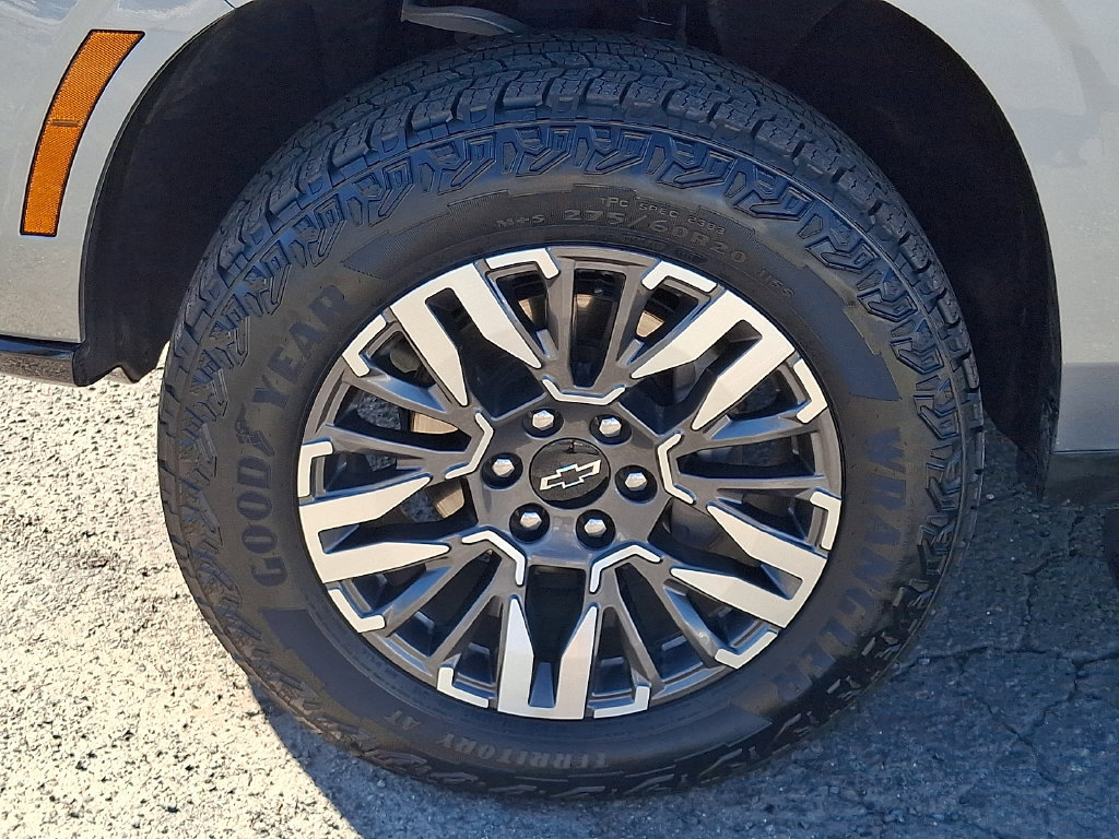 Used 2025 Chevrolet Suburban Z71 AWD/4WD image 29