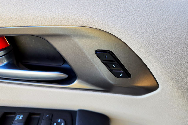 Used 2024 Chrysler Pacifica Touring-L FWD image 12
