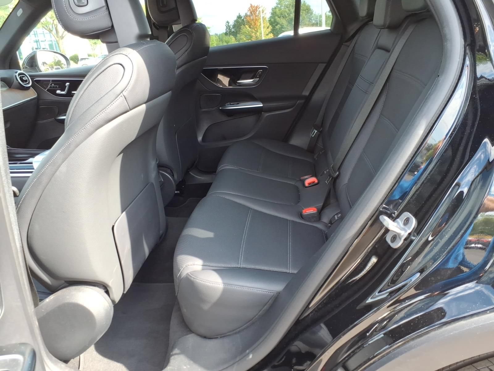 Used 2025 Mercedes-Benz GLC 300 4MATIC image 12