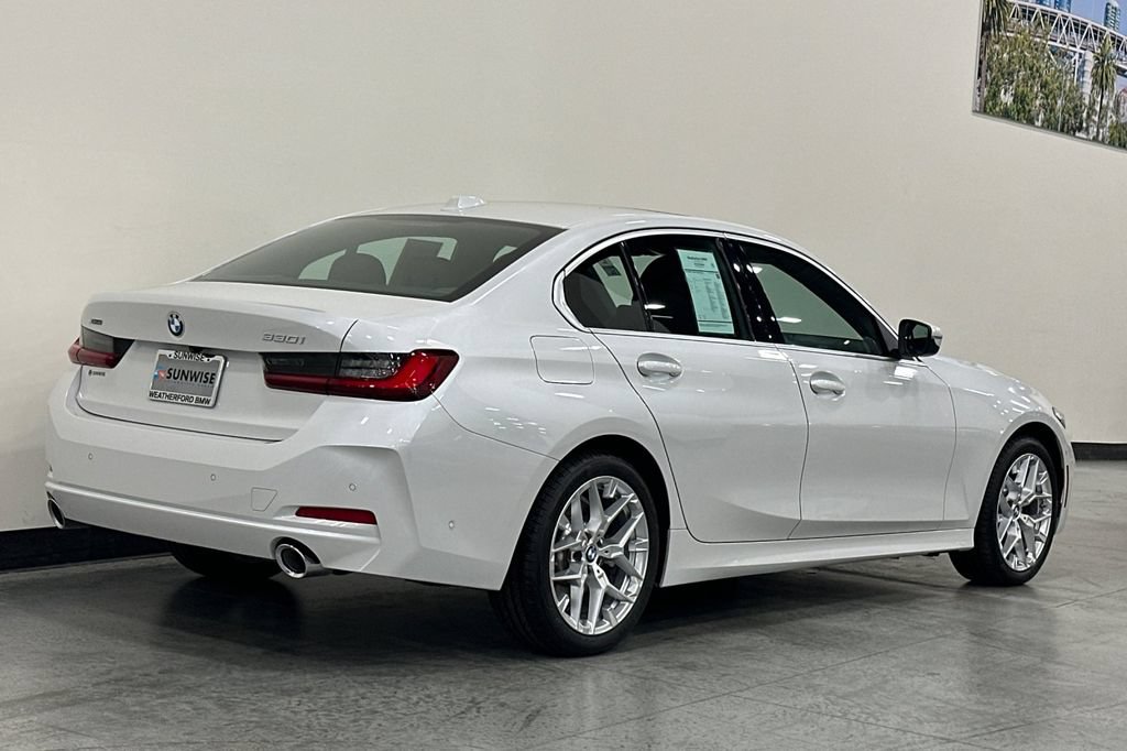 Used 2025 BMW 330i xDrive Sedan w/ Premium Package AWD/4WD image 4