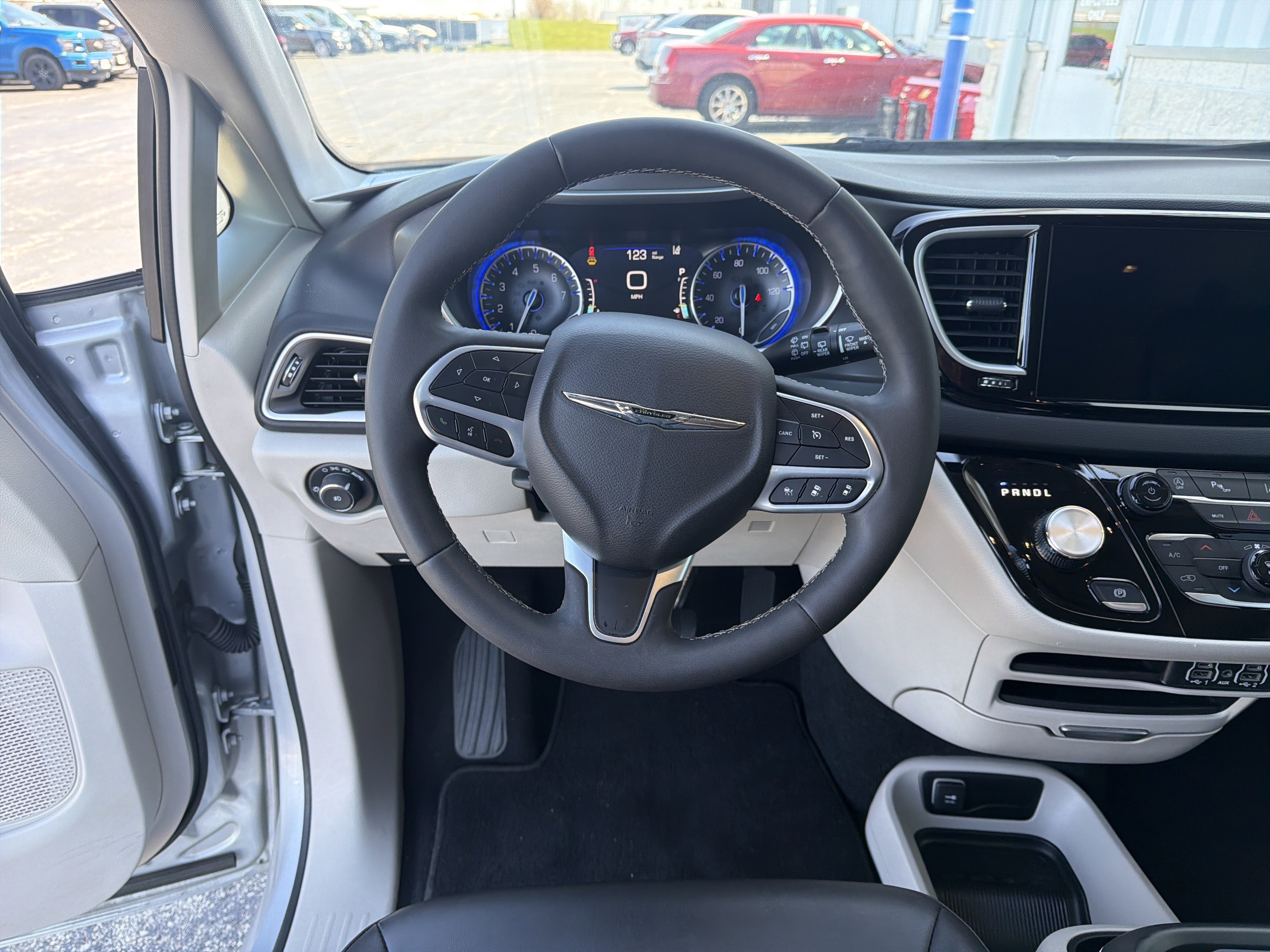 Used 2024 Chrysler Pacifica Touring-L FWD image 13