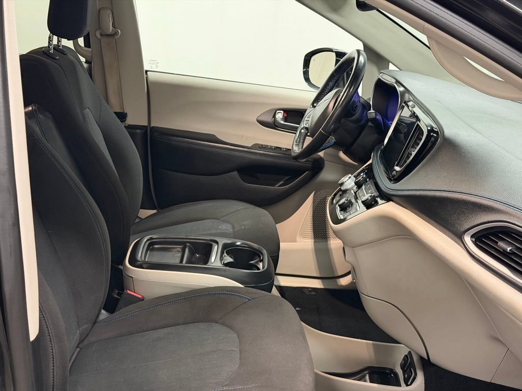 Used 2021 Chrysler Pacifica Touring w/ Cold Weather Group FWD image 22