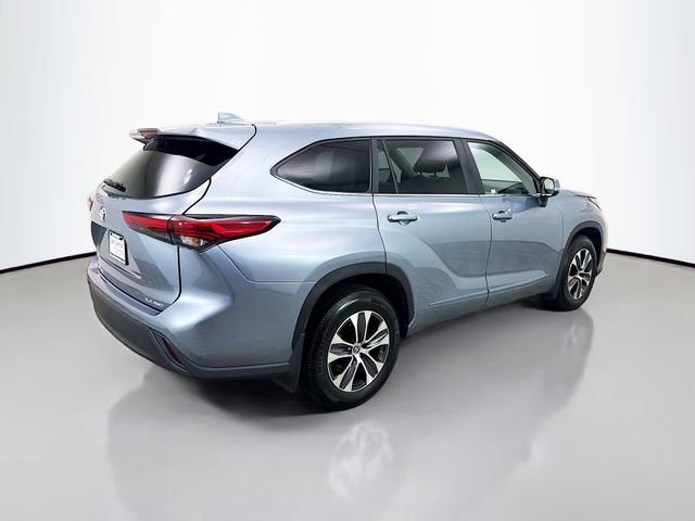 Used 2023 Toyota Highlander XLE AWD/4WD image 7
