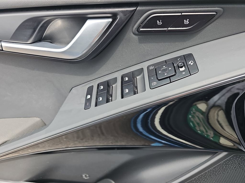 Used 2023 Kia Niro SX Touring FWD image 32