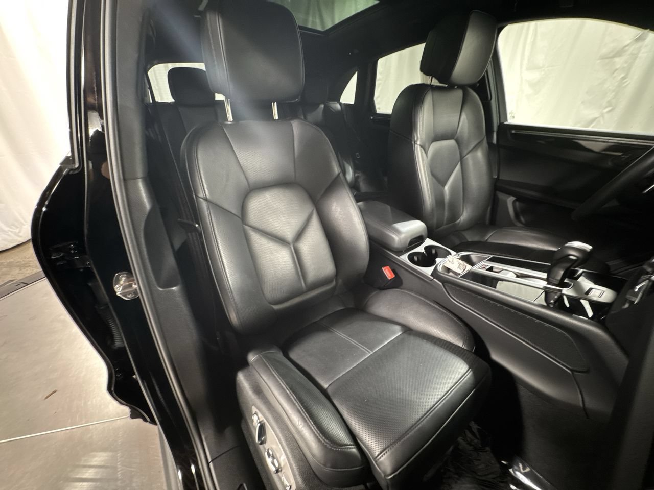 Used 2024 Porsche Macan AWD/4WD image 34