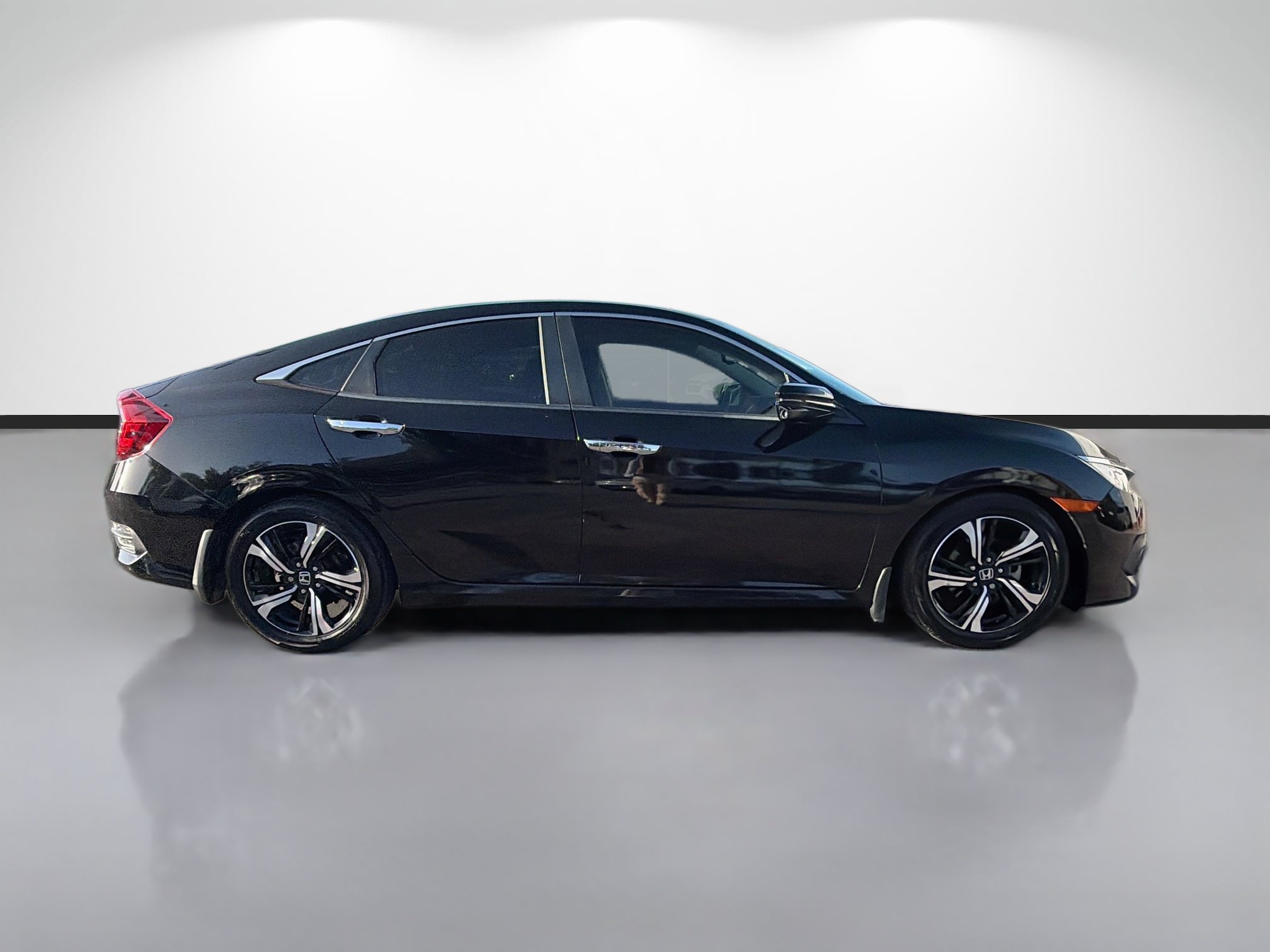 Used 2018 Honda Civic Touring image 2