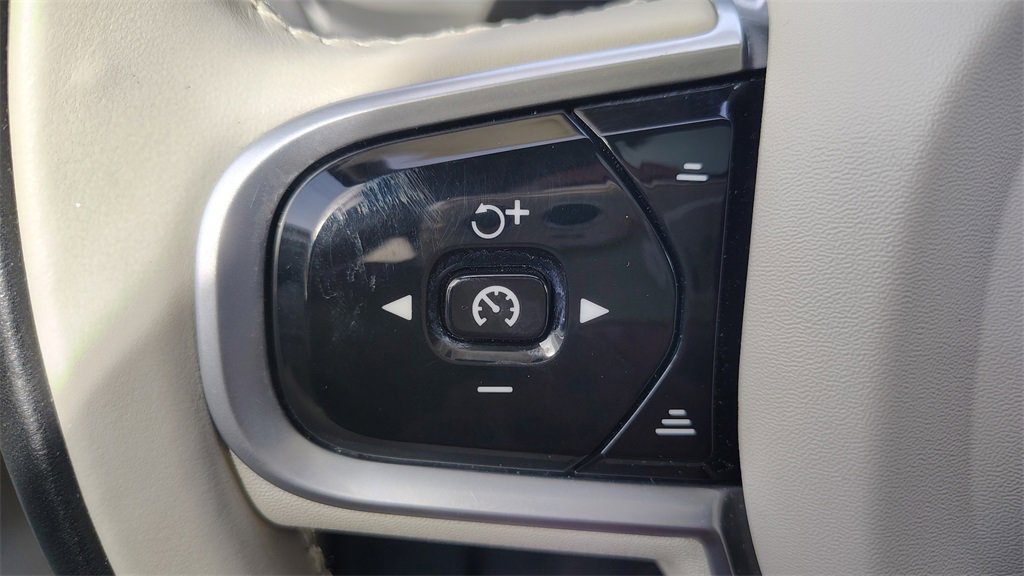 Used 2022 Volvo XC90 T5 Momentum w/ Climate Package image 16