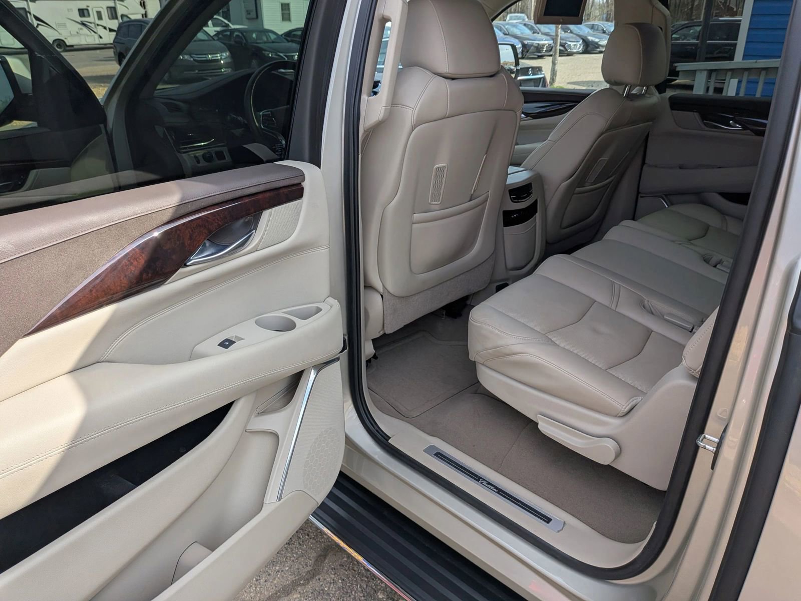 Used 2016 Cadillac Escalade ESV Luxury image 34