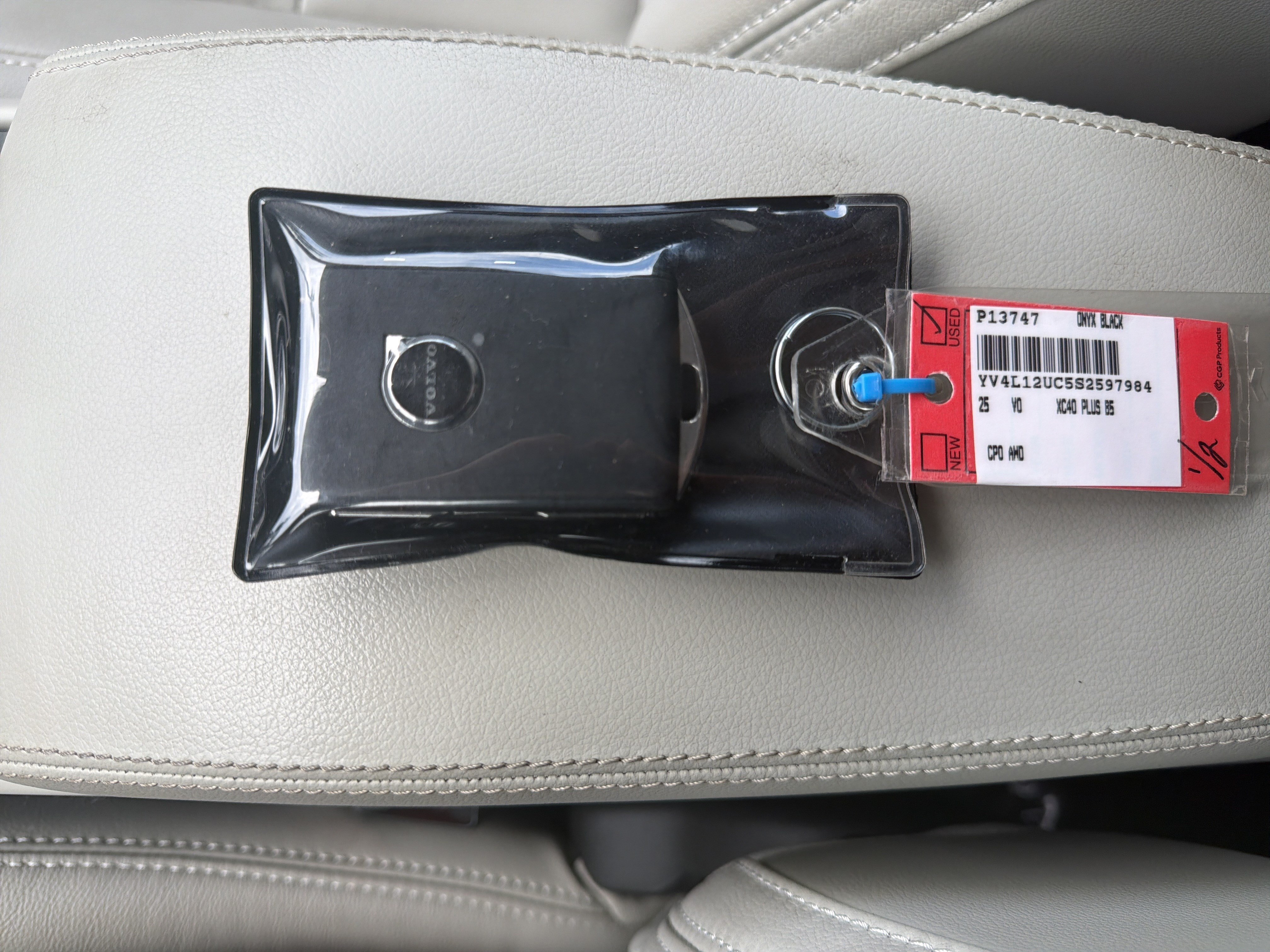 Certified 2025 Volvo XC40 B5 Plus AWD/4WD image 38