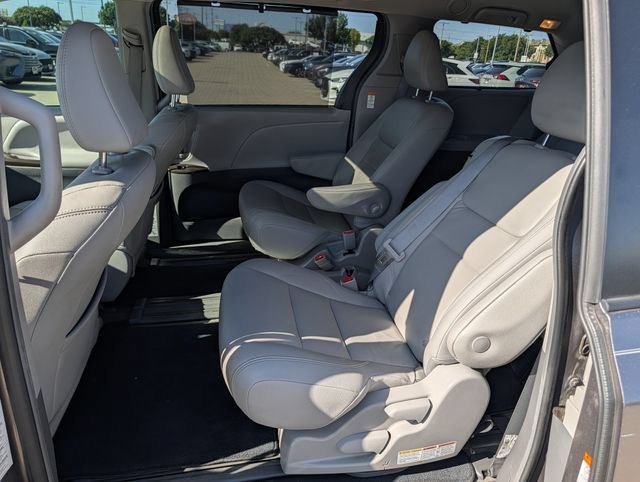 Used 2019 Toyota Sienna XLE w/ XLE Navigation Package FWD image 28
