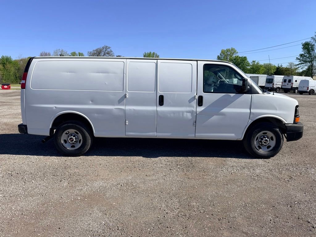 Used 2017 GMC Savana 3500 Extended RWD image 9