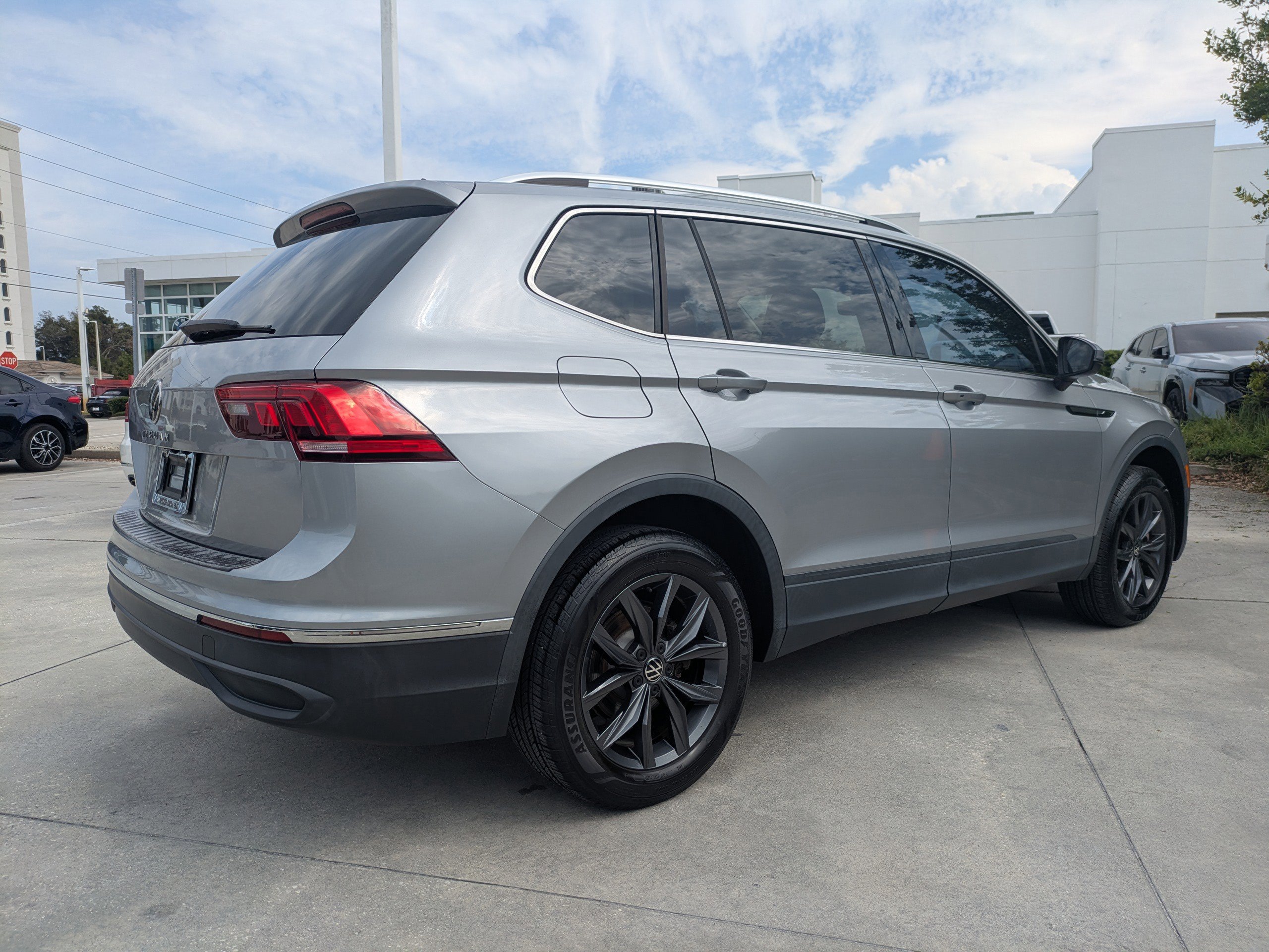 Certified 2023 Volkswagen Tiguan SE FWD image 4
