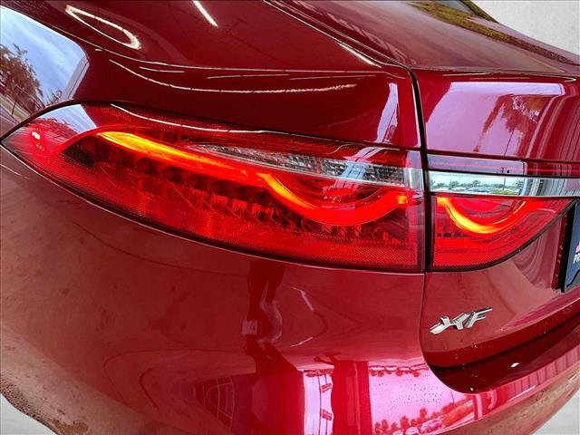 Used 2018 Jaguar XF Premium RWD image 29