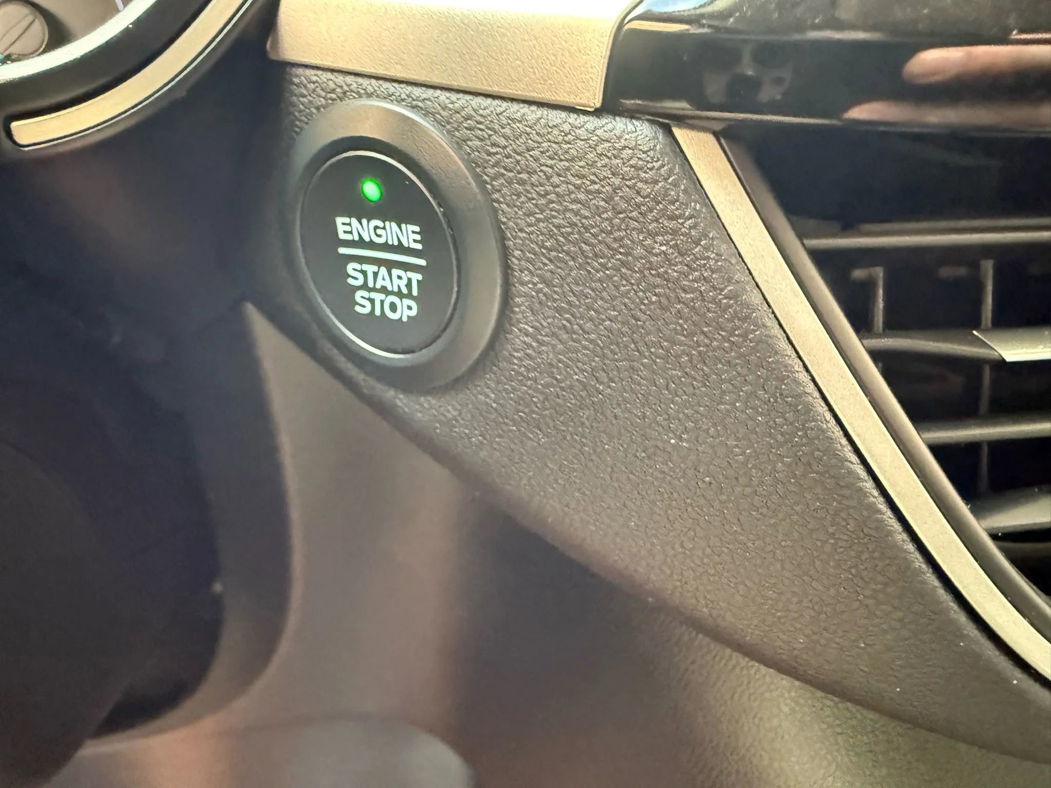 Used 2020 Ford Escape SE image 22
