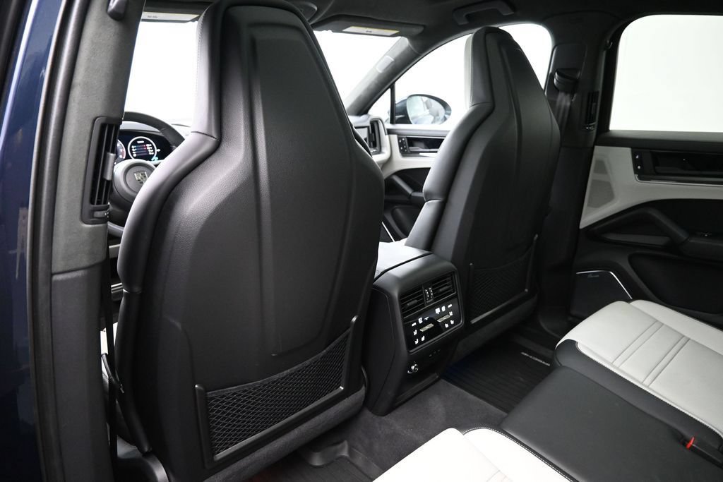 Certified 2025 Porsche Cayenne Turbo AWD/4WD image 8