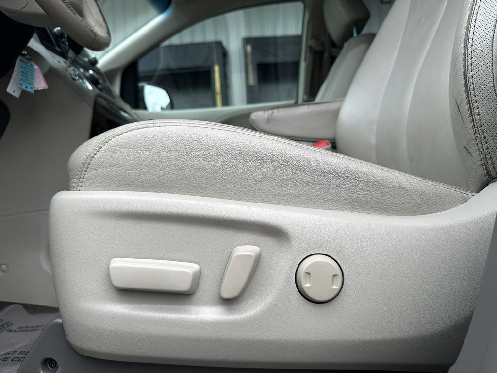 Used 2013 Toyota Sienna XLE image 12