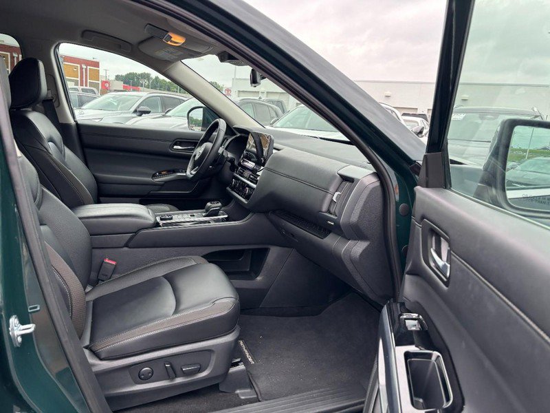 Used 2025 Nissan Pathfinder SL AWD/4WD image 12