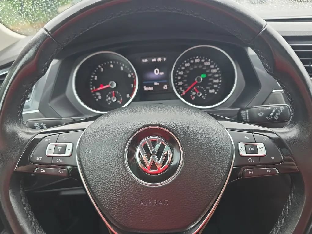 Used 2018 Volkswagen Tiguan SEL AWD/4WD image 18