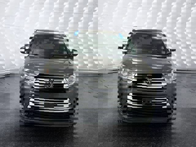 Used 2017 Toyota Highlander XLE image 2